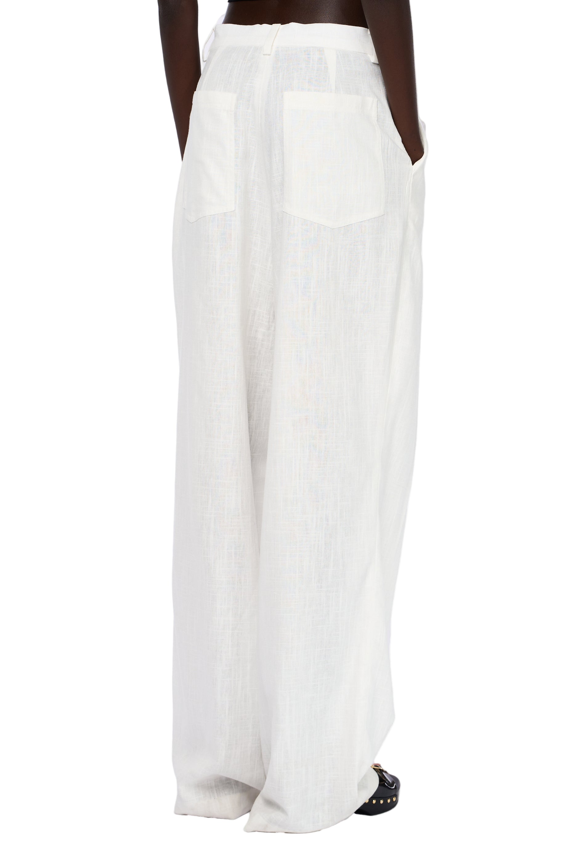White linen pants with refined silhouette — Lama Jouni